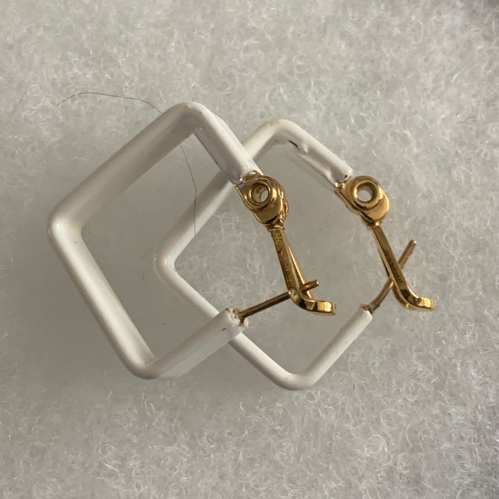 Vintage 60s Monet Pat.pend white and gold-tone geometric Hoop Clip-On Earrings - Picture 10 of 12